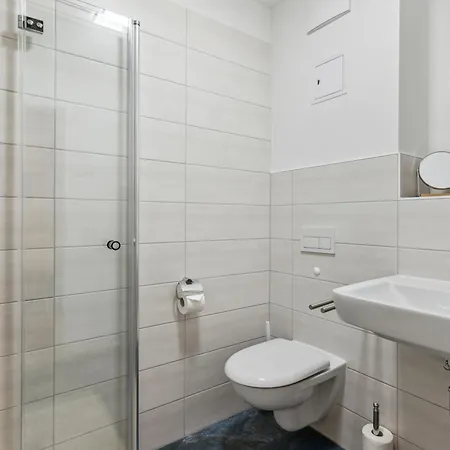 Apartment Vorstadtoase Fuer 2 - Netflix, Parkplatz, Naehe Ber, Queensize-bett