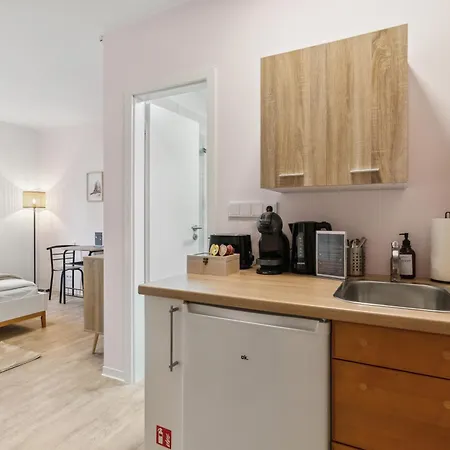 Vorstadtoase Fuer 2 - Netflix, Parkplatz, Naehe Ber, Queensize-bett