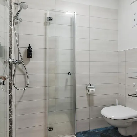 Apartment Vorstadtoase Fuer 2 - Netflix, Parkplatz, Naehe Ber, Queensize-bett *