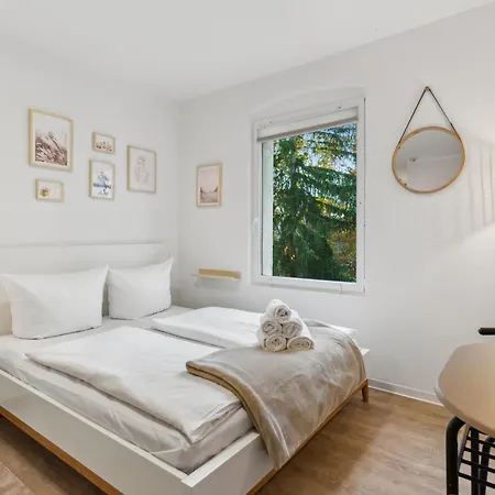 Vorstadtoase Fuer 2 - Netflix, Parkplatz, Naehe Ber, Queensize-bett Apartment Eichwalde