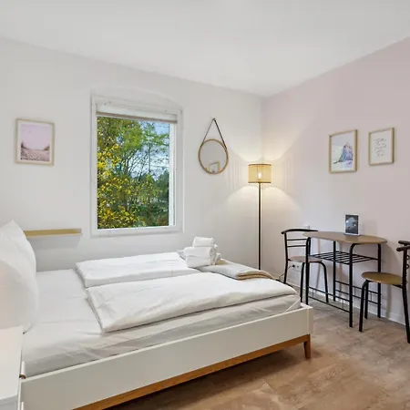 Vorstadtoase Fuer 2 - Netflix, Parkplatz, Naehe Ber, Queensize-bett *