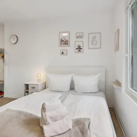 Vorstadtoase Fuer 2 - Netflix, Parkplatz, Naehe Ber, Queensize-bett 아파트 아이흐발데