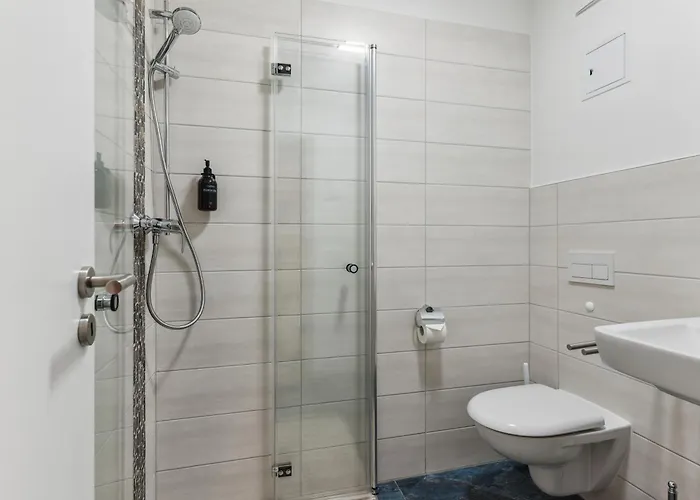 Apartment Vorstadtoase Fuer 2 - Netflix, Parkplatz, Naehe Ber, Queensize-bett *